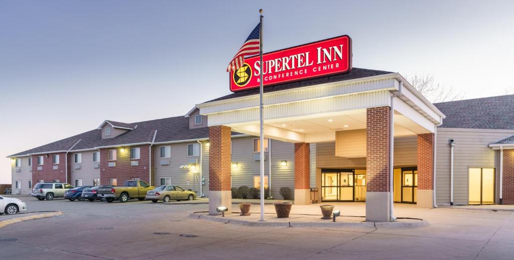 a savannah inn sign on top of a building at Supertel Inn & Conference Center in Creston