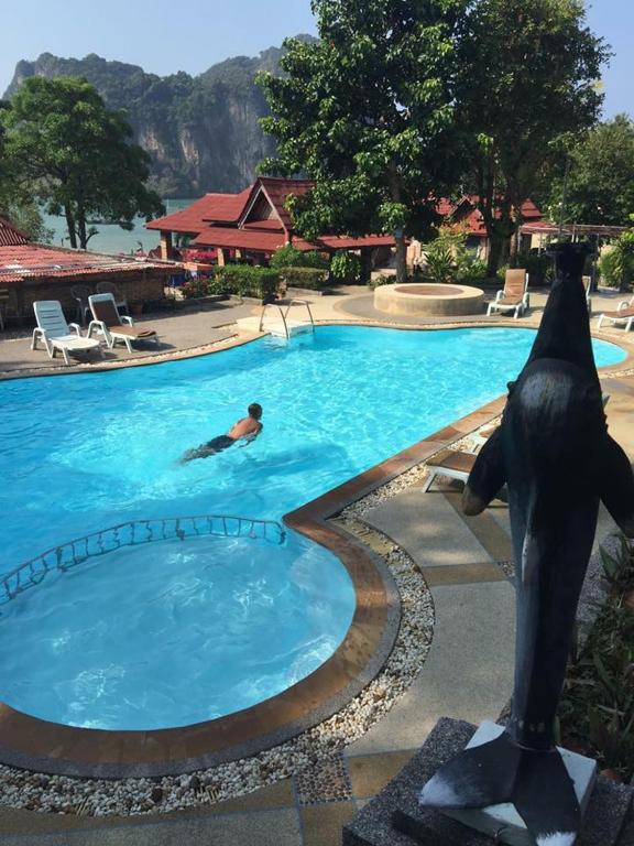 Bazén v ubytování Railay Viewpoint Resort nebo v jeho okolí