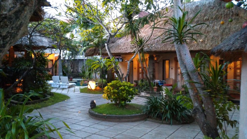 een binnenplaats met een huis met een open haard bij Villa Puri Ayu in Sanur