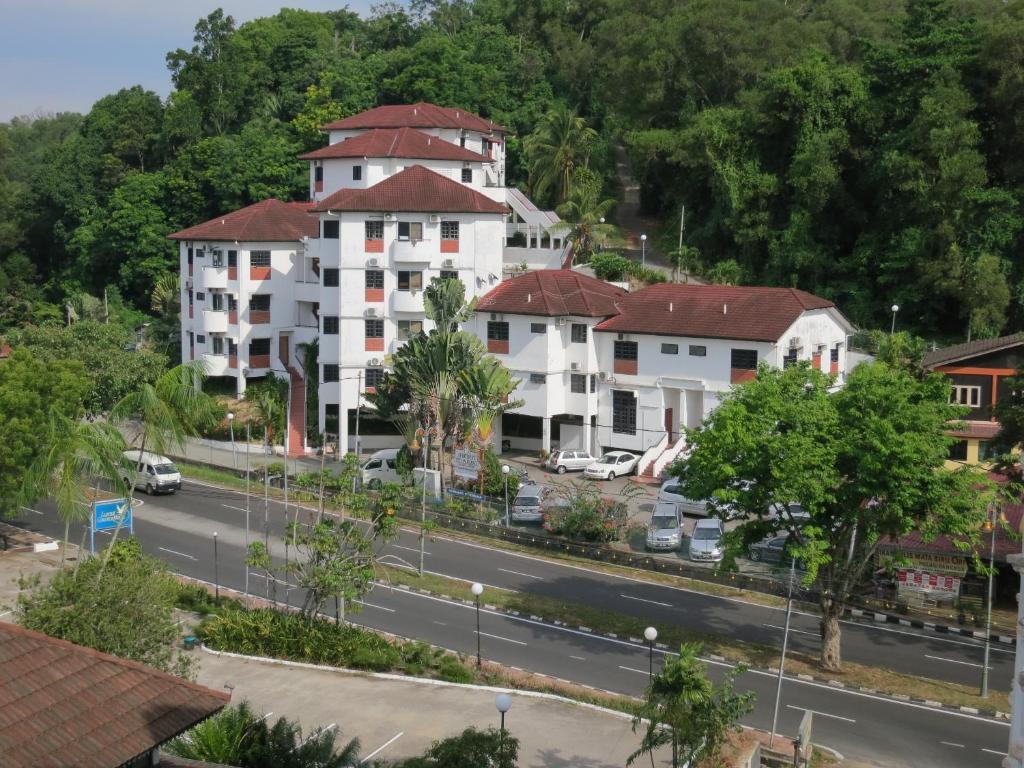 - une vue sur une rue avec des maisons et une route dans l'établissement Titi Panjang Apartment Lumut Sitiawan Manjung, à Lumut