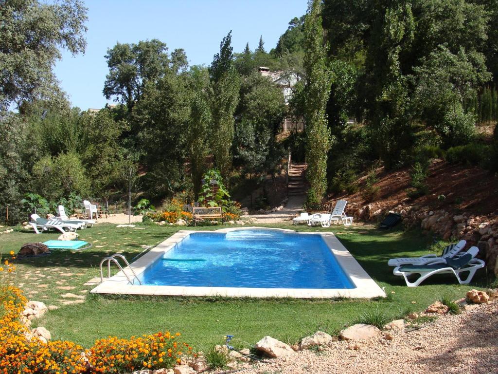 una gran piscina en un patio con patio en Alojamientos Rurales Navahondona, en Arroyo Frío