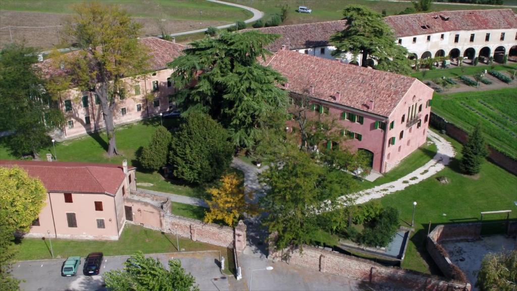 una vista aérea de un gran edificio con un patio en Hotel La Corte en Correzzola