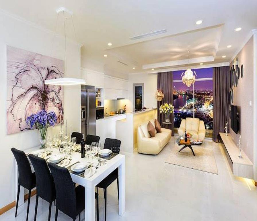 une salle à manger avec une table et un salon dans l'établissement Capitalland's Service Apartment Park 7 Vinhomes, à Hô-Chi-Minh-Ville