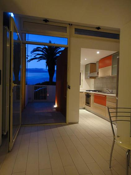 kuchnia z widokiem na palmę w obiekcie Villino Erminia - Seaside Art b&b w mieście Pizzo