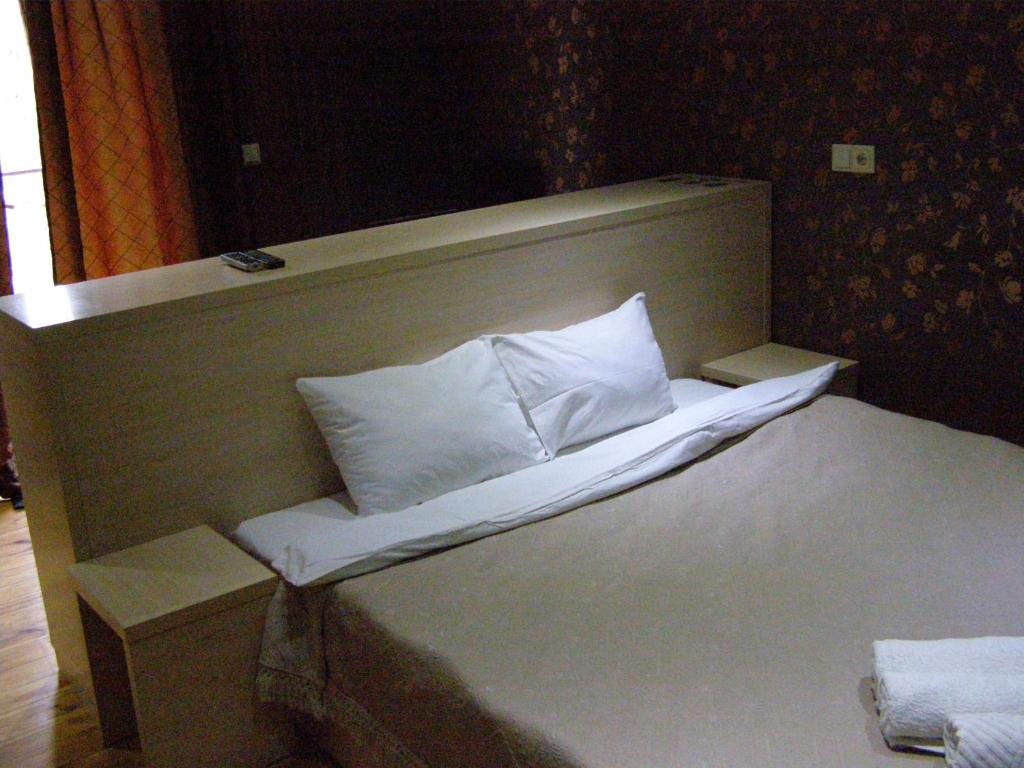 een bed met twee witte kussens erop bij Sadok in Kiev