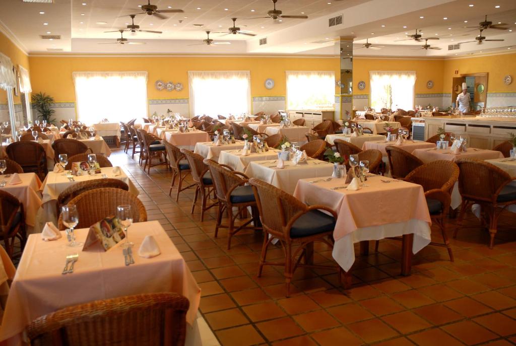 Reštaurácia alebo iné gastronomické zariadenie v ubytovaní Playavera