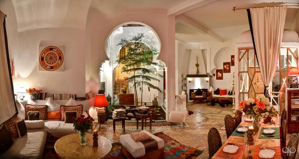 een woonkamer met een bank en een tafel bij Dar Liouba Hotel in Essaouira