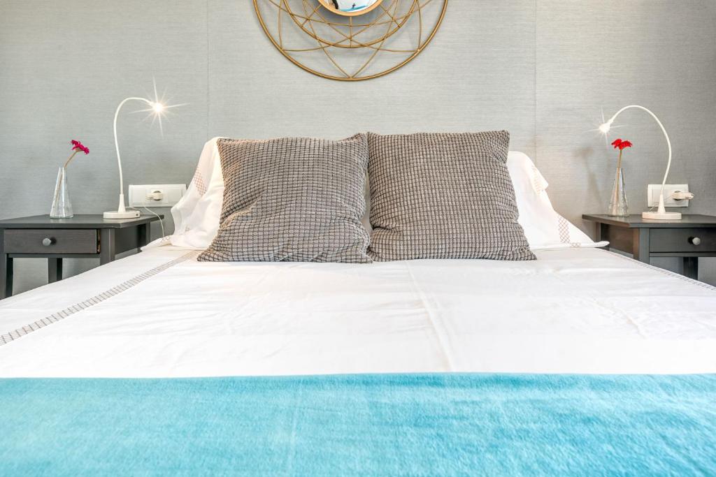 Posteľ alebo postele v izbe v ubytovaní Susana Beach Apartment in Malaga by Solaga Holiday Homes