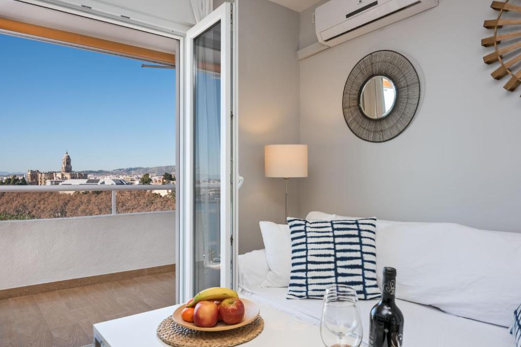 Posteľ alebo postele v izbe v ubytovaní Susana Beach Apartment in Malaga by Solaga Holiday Homes