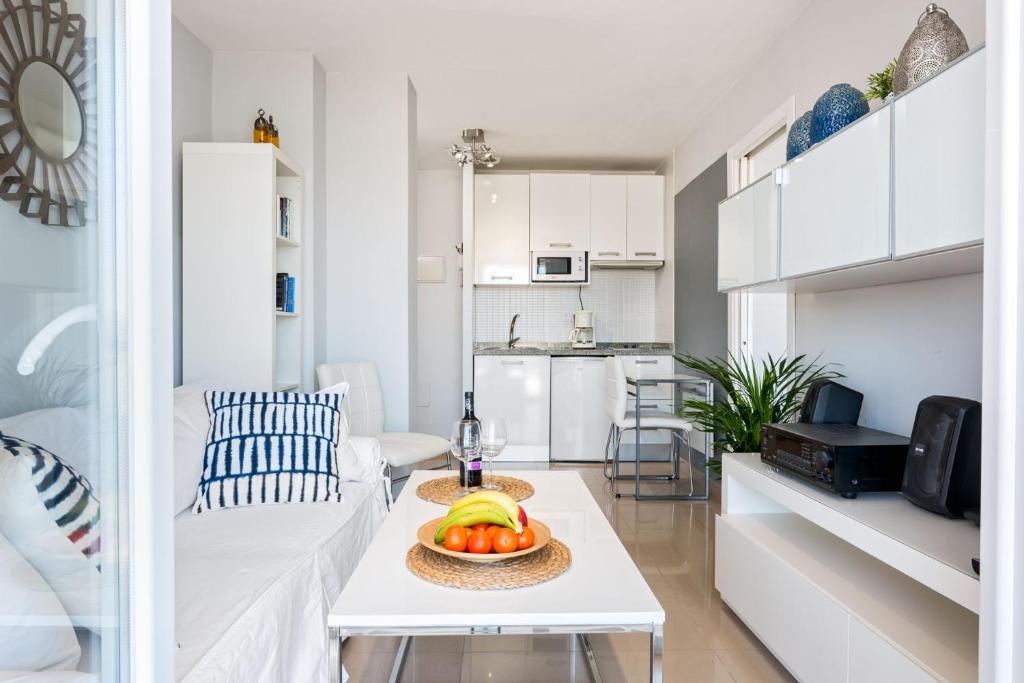 Kuchyňa alebo kuchynka v ubytovaní Susana Beach Apartment in Malaga by Solaga Holiday Homes