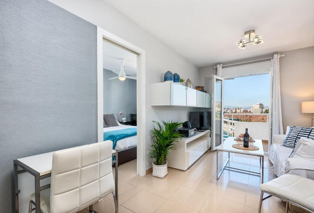 Posedenie v ubytovaní Susana Beach Apartment in Malaga by Solaga Holiday Homes