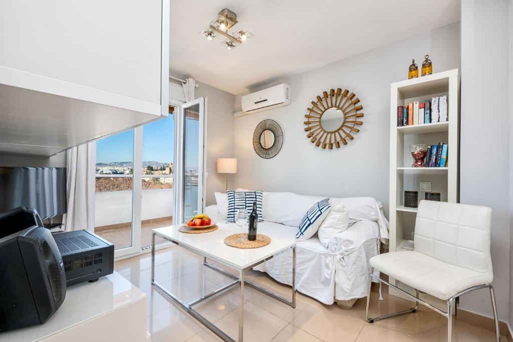 Posedenie v ubytovaní Susana Beach Apartment in Malaga by Solaga Holiday Homes