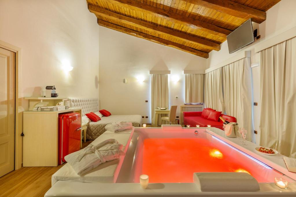 Postel nebo postele na pokoji v ubytování Hotel Sa Cheya Relais & Spa