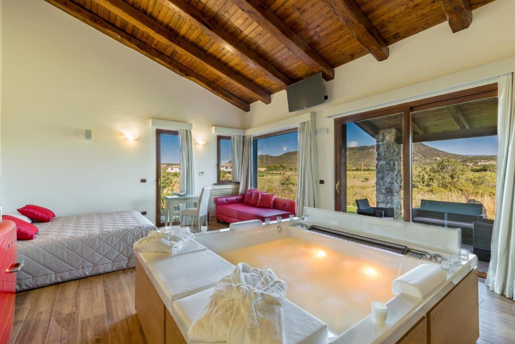 Postel nebo postele na pokoji v ubytování Hotel Sa Cheya Relais & Spa