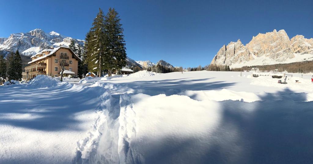 Obiekt Boutique Hotel Villa Blu Cortina D'Ampezzo zimą