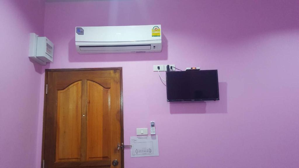 TV a/nebo společenská místnost v ubytování เจิดจรัสรีสอร์ทโรงแรม24ชม