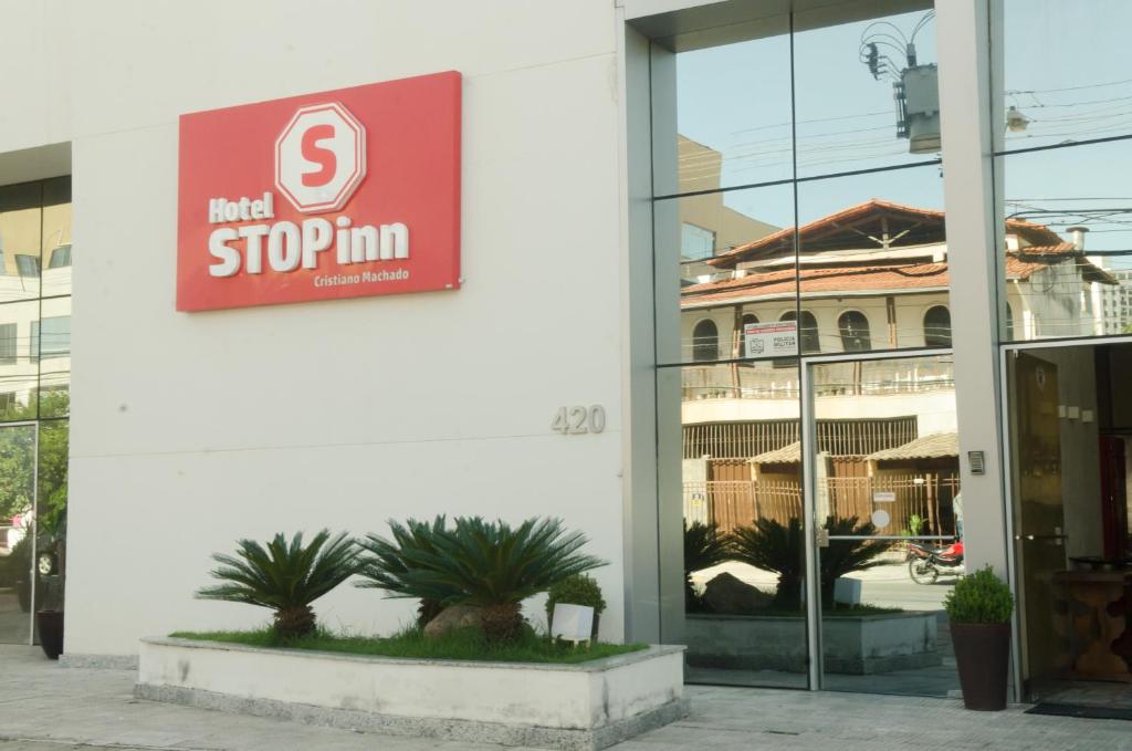 una señal en el lateral de un edificio en Stop Inn Cristiano Machado, en Belo Horizonte