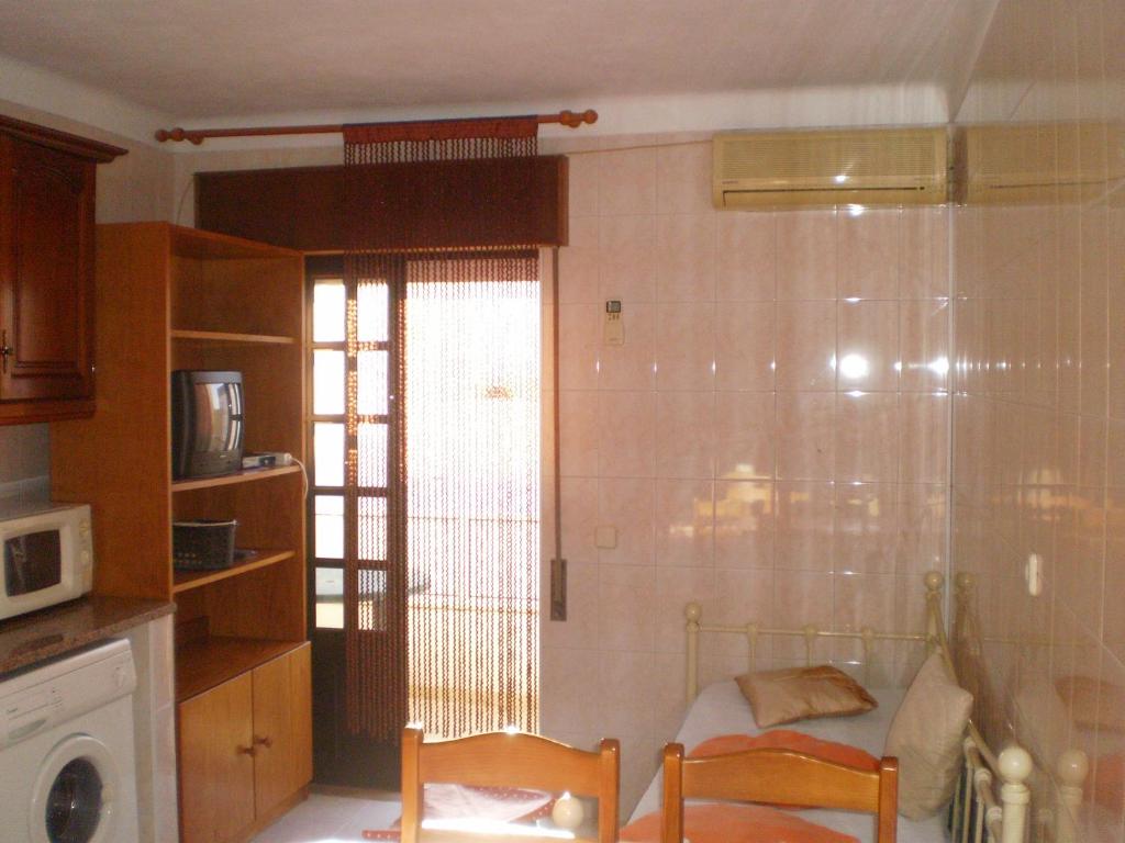 曼塔羅塔的住宿－Lagar，厨房配有桌子和两把椅子,设有窗户。