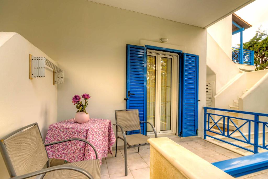 Posezení v ubytování Elegant 1BR by Heraklion Beach Sun &Comfort Await