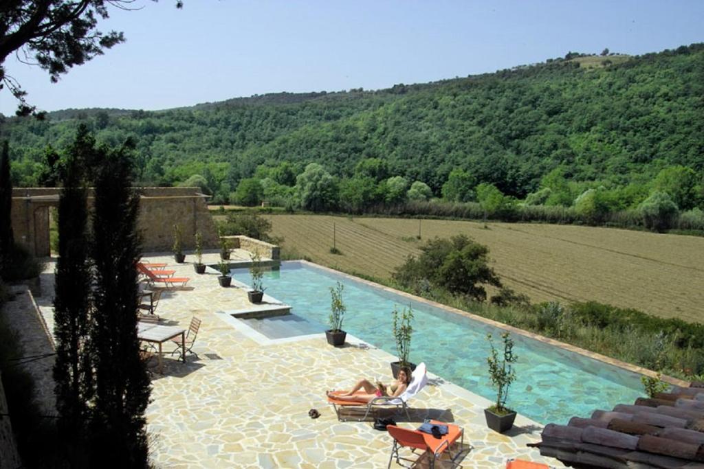 Utsikt över poolen vid Casale Monticchio eller i närheten