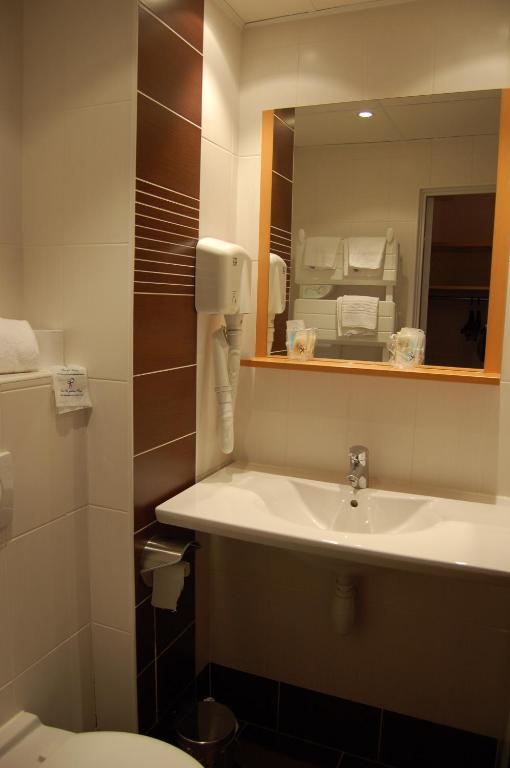 Koupelna v ubytování Hôtel Cositel, CIT'HOTEL Coutances