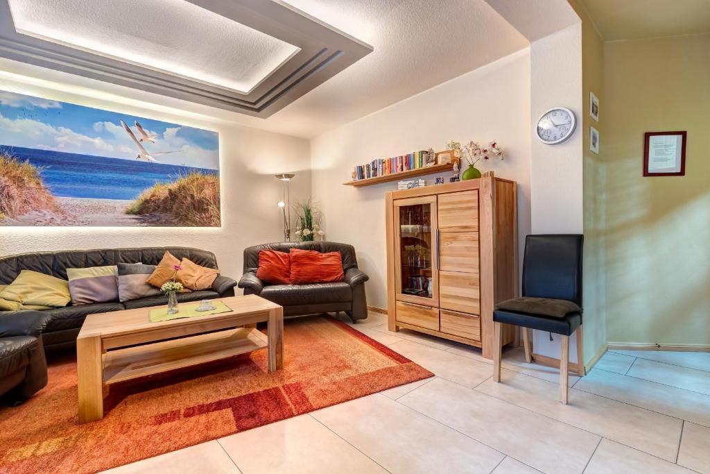 ein Wohnzimmer mit einem Sofa und einem Tisch in der Unterkunft Ferienwohnung Düne 25/1 in Zinnowitz
