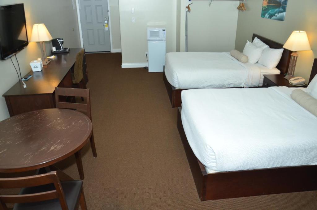Postel nebo postele na pokoji v ubytování Days Inn by Wyndham Golden