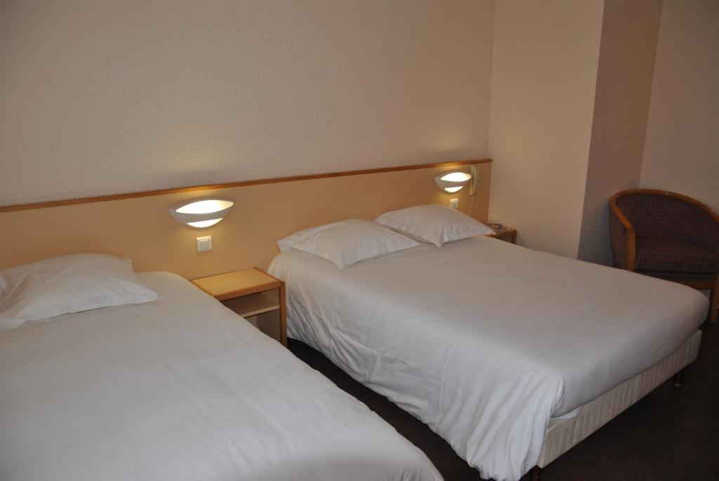 Postel nebo postele na pokoji v ubytování Hôtel Cositel, CIT'HOTEL Coutances