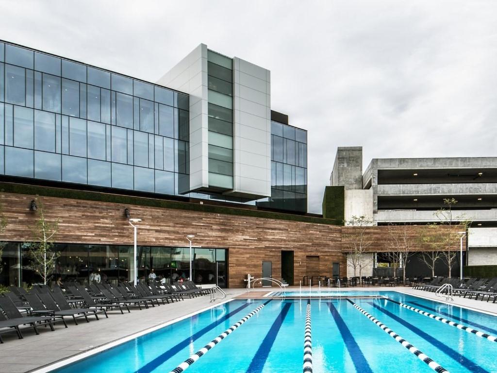 une piscine en face d'un bâtiment dans l'établissement The Hotel & Athletic Club at Midtown, à Chicago