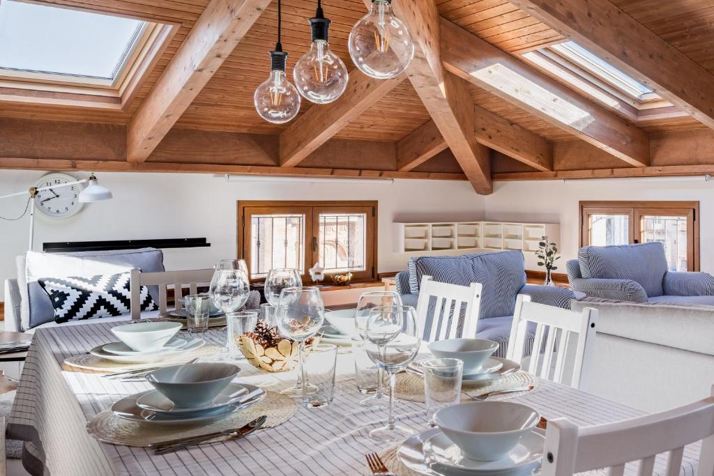 uma sala de jantar com uma mesa com copos de vinho em Casa de Mi Abuela Ribera del Duero em Roa