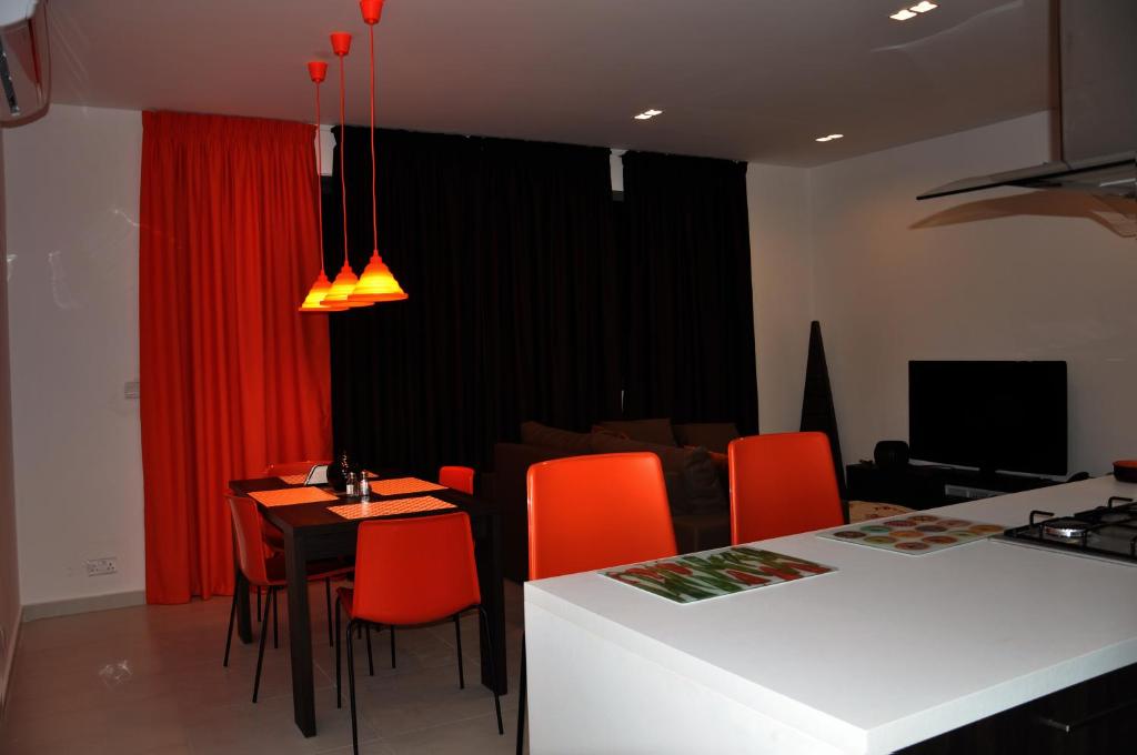 
A restaurant or other place to eat at Lvl 1 Apartment in the Heart of San Gwann
