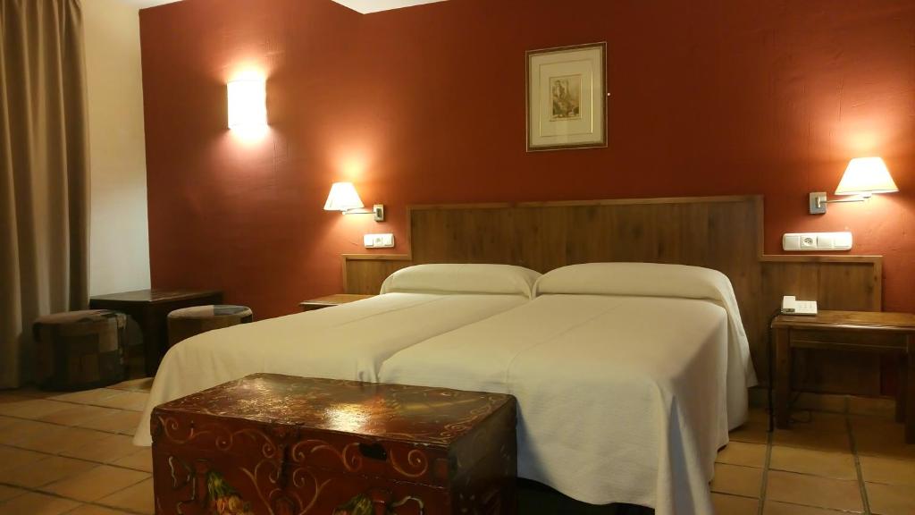 Postel nebo postele na pokoji v ubytování Hotel GHM Monachil