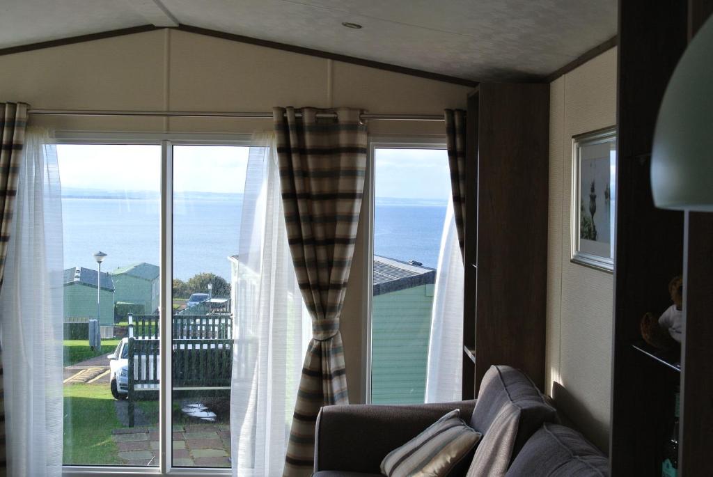 ein Wohnzimmer mit Meerblick in der Unterkunft St Andrews Holiday Home in St Andrews