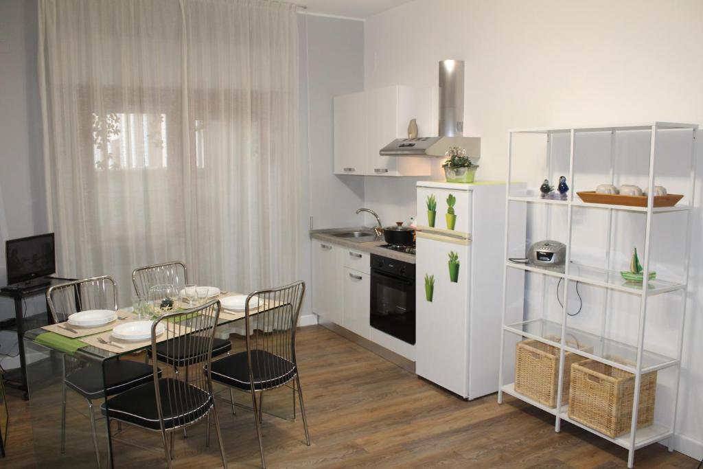 - une cuisine avec une table et des chaises dans la chambre dans l'établissement La Casetta di Pat, à Palerme