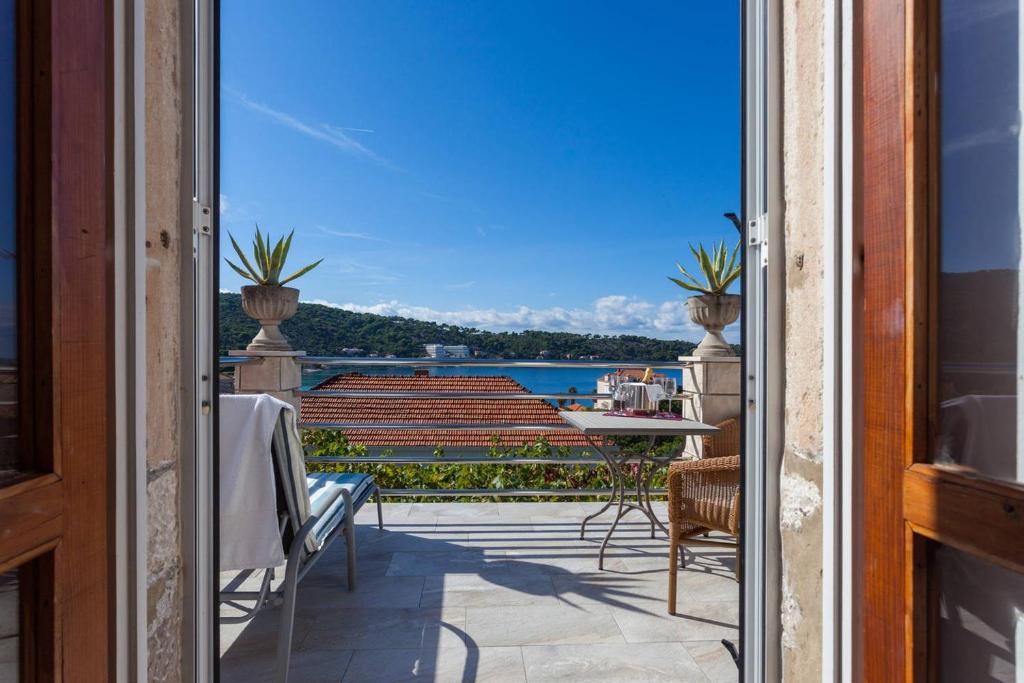 - un balcon avec vue sur l'eau dans l'établissement Apartment Beti, à Lopud