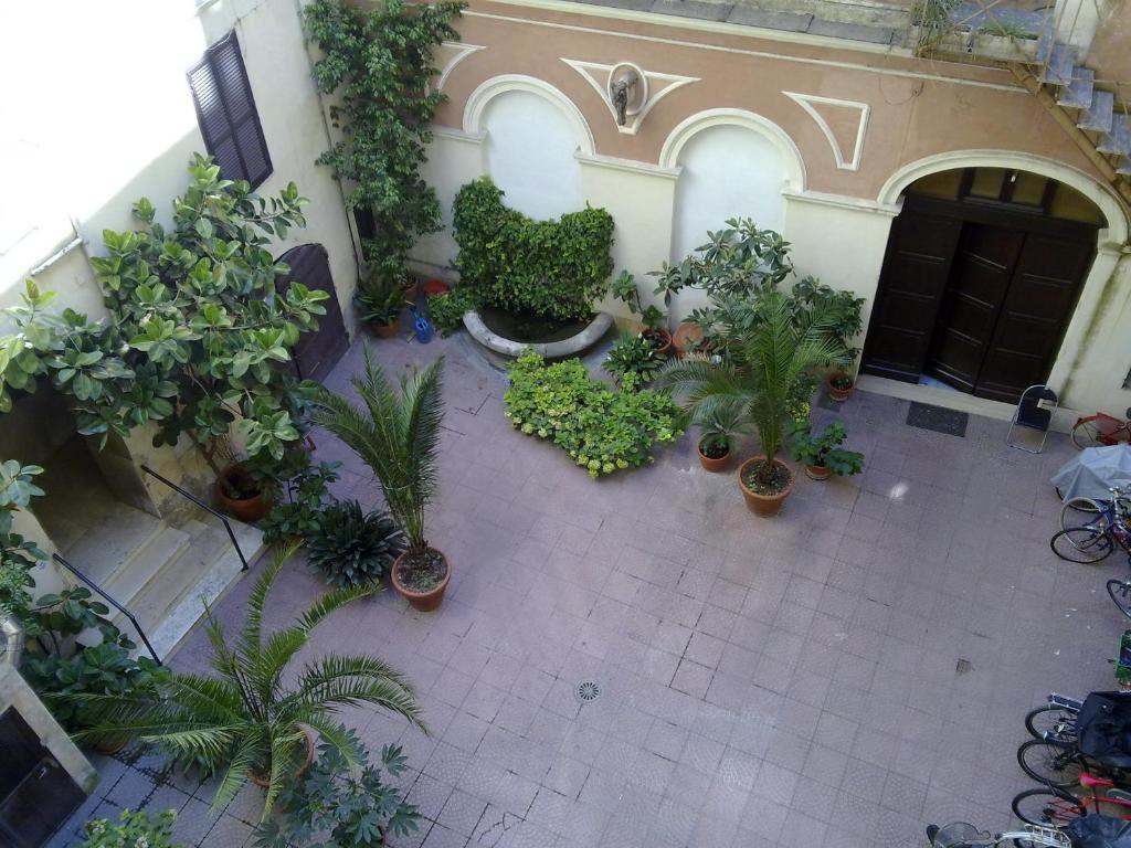 widok z powietrza na dziedziniec z doniczkami w obiekcie San Daniele Bundi House w Rzymie