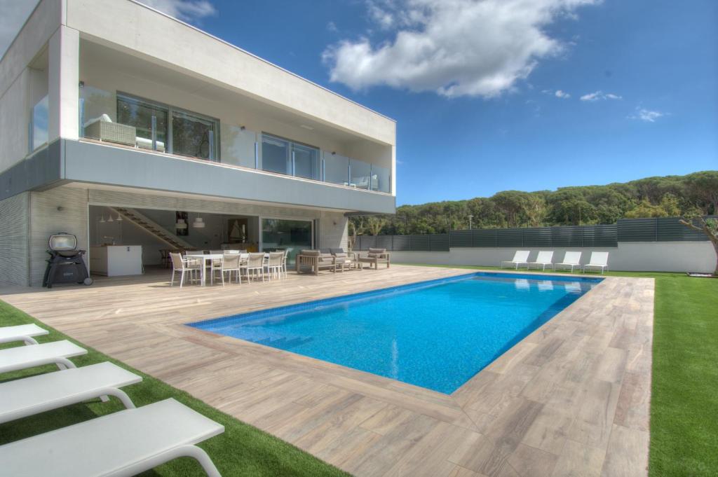 カレリャ・デ・パラフルジェリにあるModern Villa Olivera with Private Poolのスイミングプール付きのヴィラ、家
