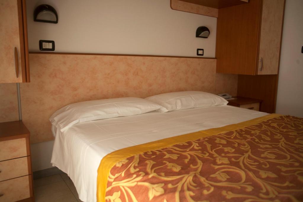Posteľ alebo postele v izbe v ubytovaní Hotel Cannes - in pieno centro