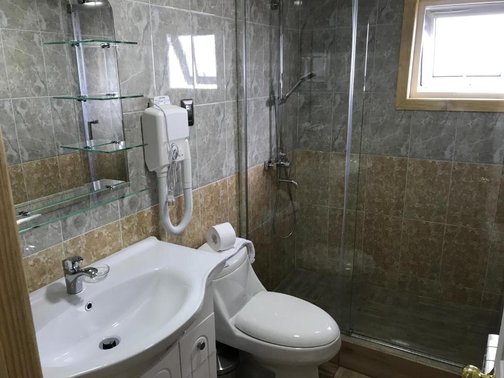 Koupelna v ubytování Hostal Andes Patagonicos