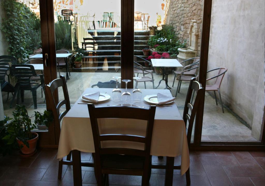 Restaurace v ubytování Hostal La Fuente