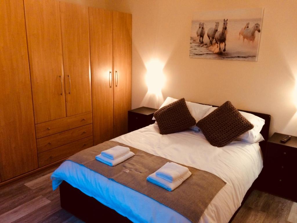 1 dormitorio con 1 cama con 2 toallas en 16 East Street Sandwick Stornoway en Sandwick