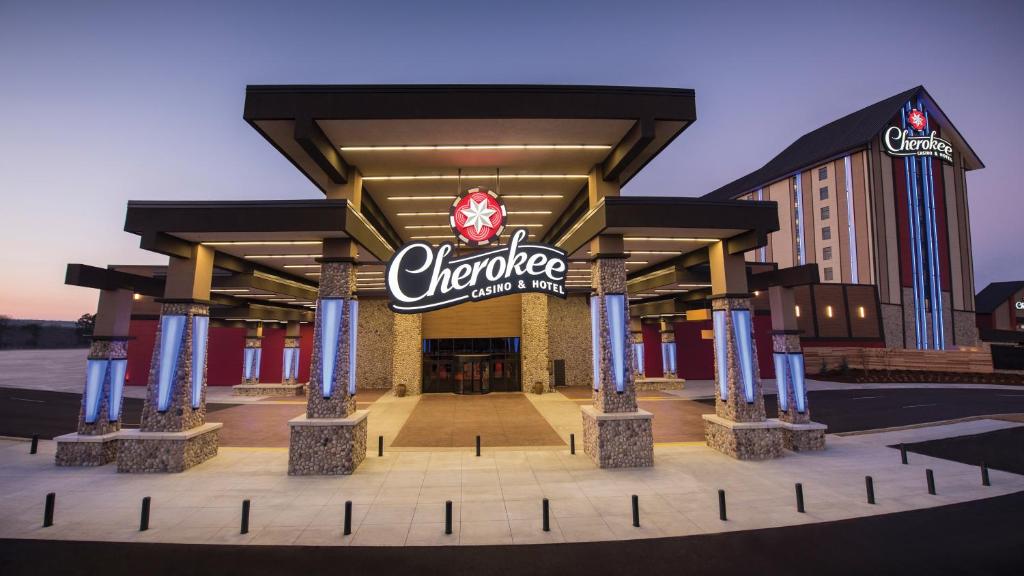 ein Gebäude mit einem Chocote-Schild davor in der Unterkunft Cherokee Casino Hotel Roland in Roland