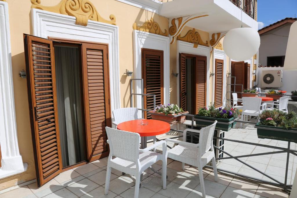 a patio with a table and chairs on a balcony at Hotel Villa Tafaj in Tirana