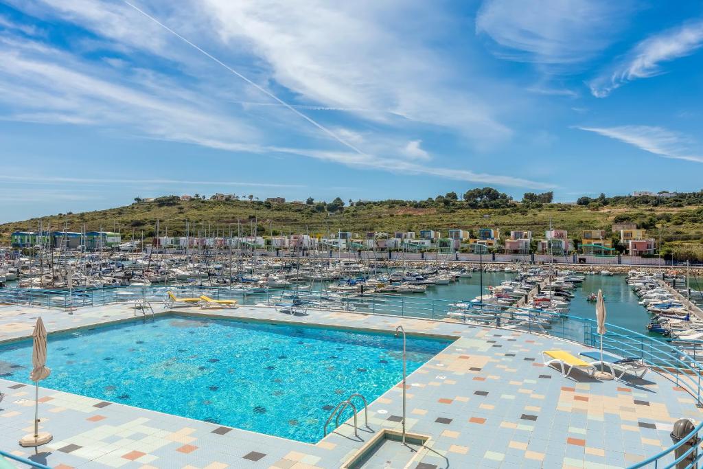 ein großer Pool mit vielen Booten in der Unterkunft Marina View Apartment in Albufeira