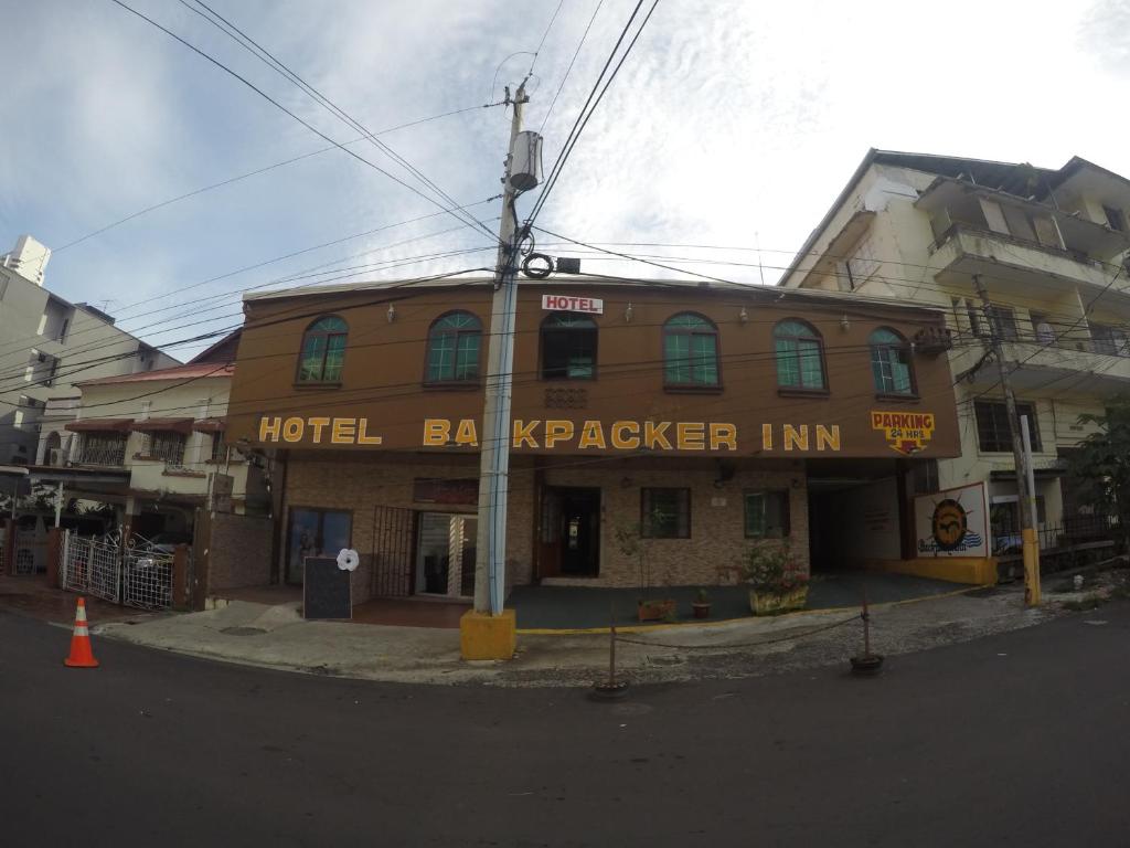 un bar del hotel kazavelt inn en la esquina de una calle en Backpacker Inn, en Panamá