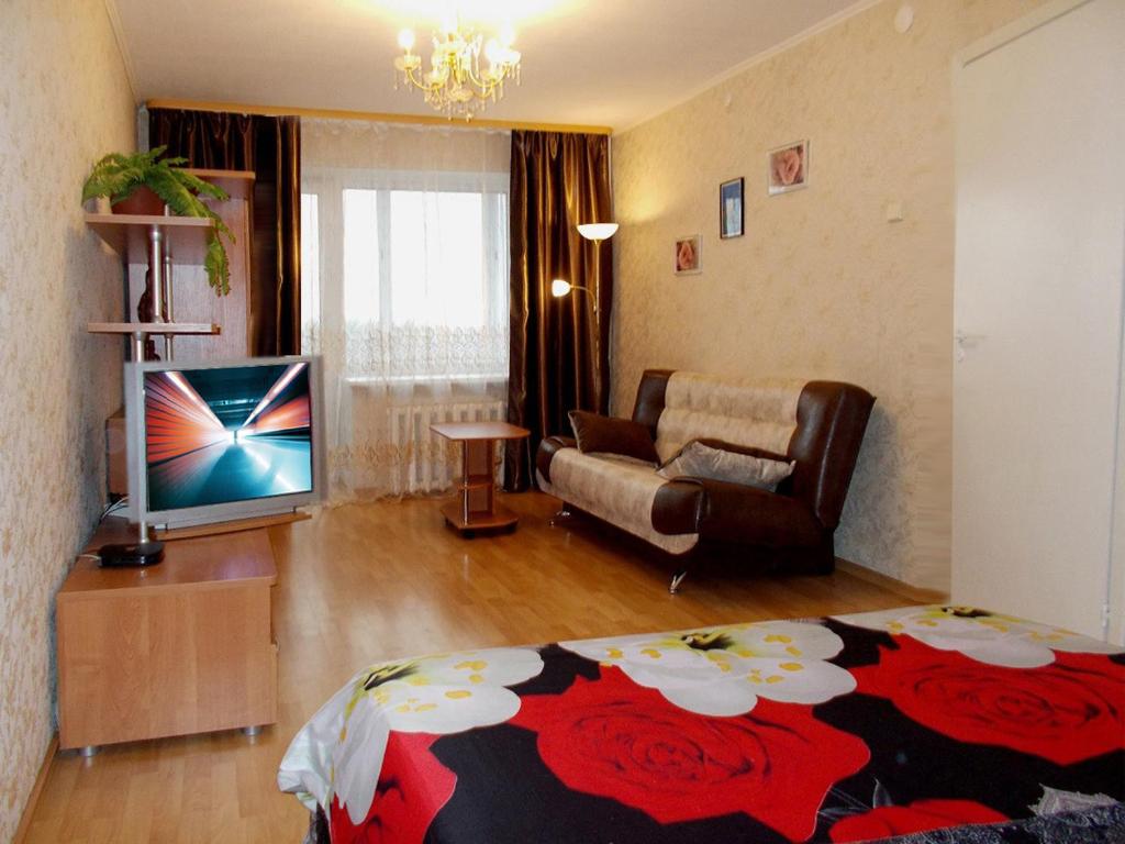 チェレポヴェツにあるКомфортабельный Люкс в Центреのリビングルーム(ベッド1台、ソファ、テレビ付)
