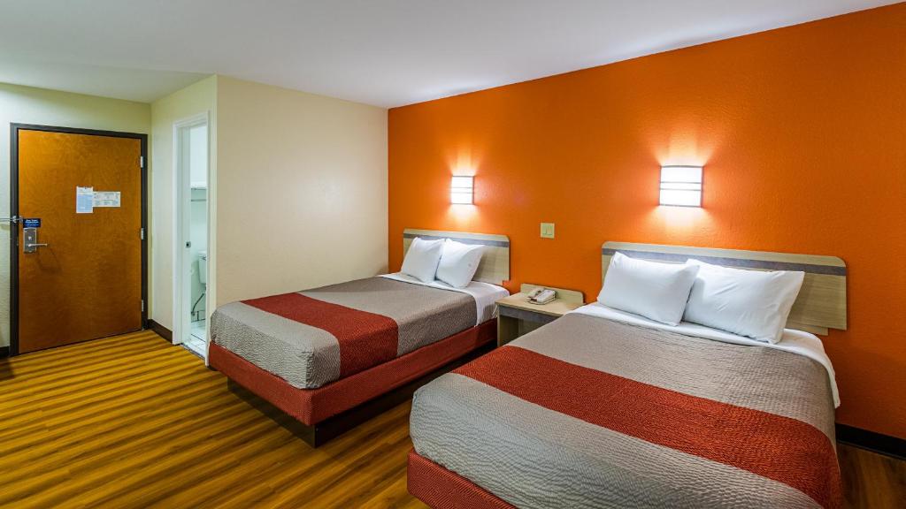 Postel nebo postele na pokoji v ubytování Motel 6-Urbana, IL