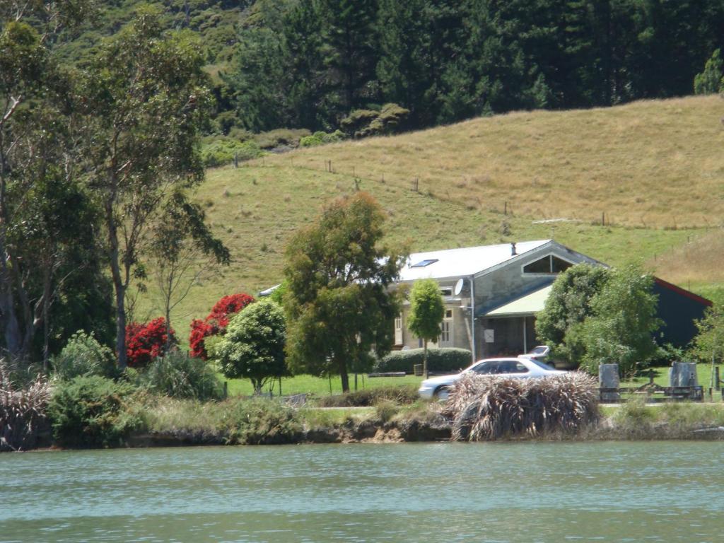a house on the banks of a river at Woolshed Bed & Breakfast in Takaka