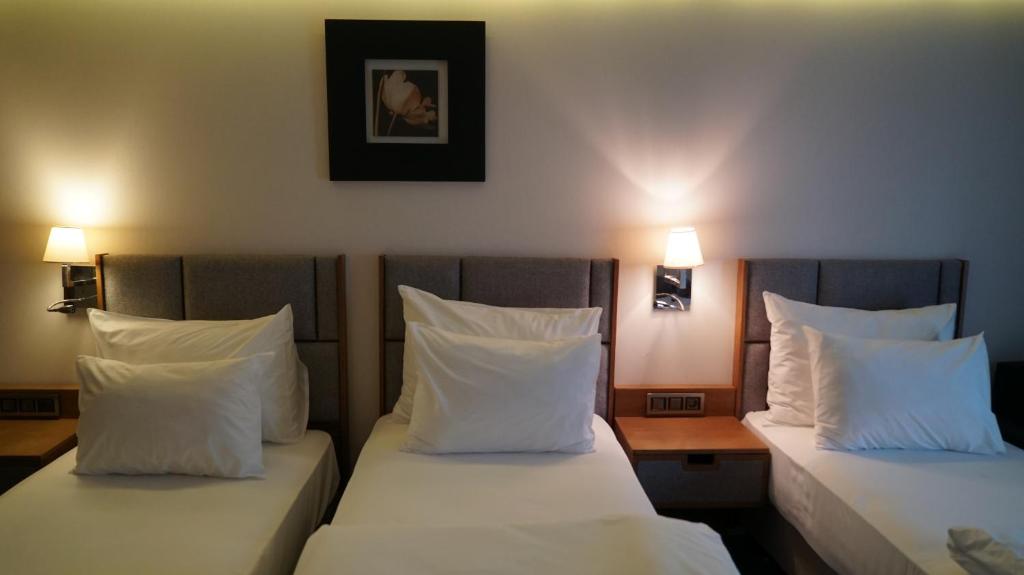 A bed or beds in a room at Yuksel Istanbul Yenikapı Hotel