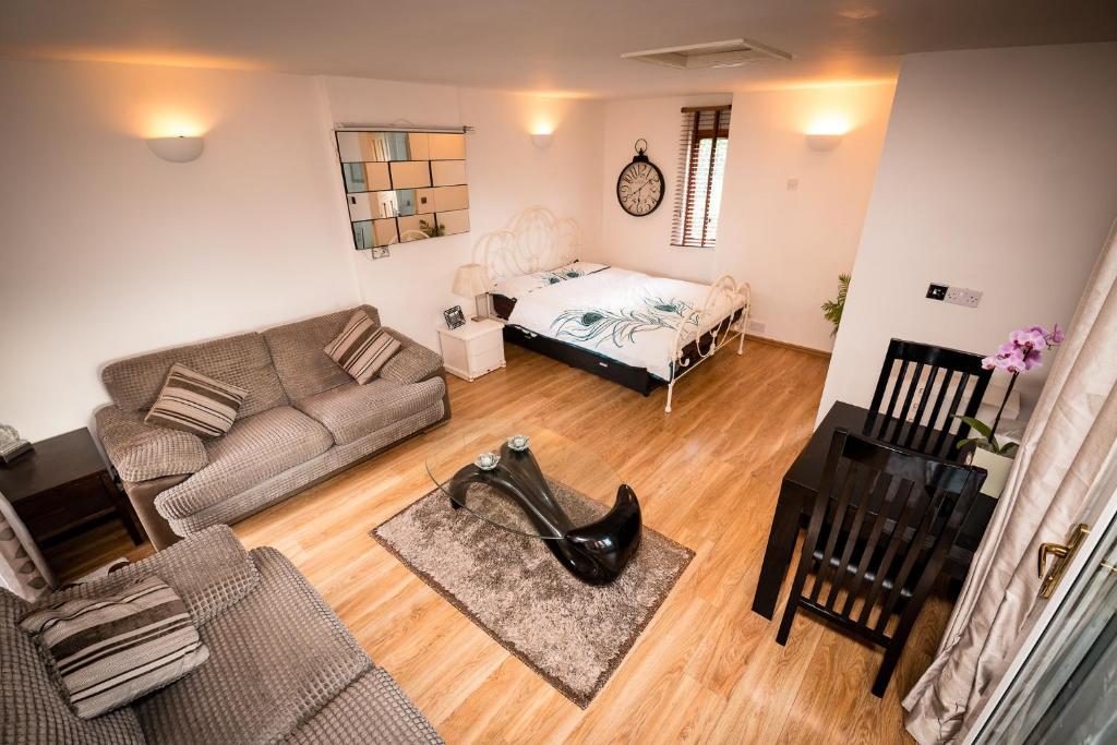 ein Wohnzimmer mit einem Sofa und einem Bett in der Unterkunft Spring Meadow in Worcester
